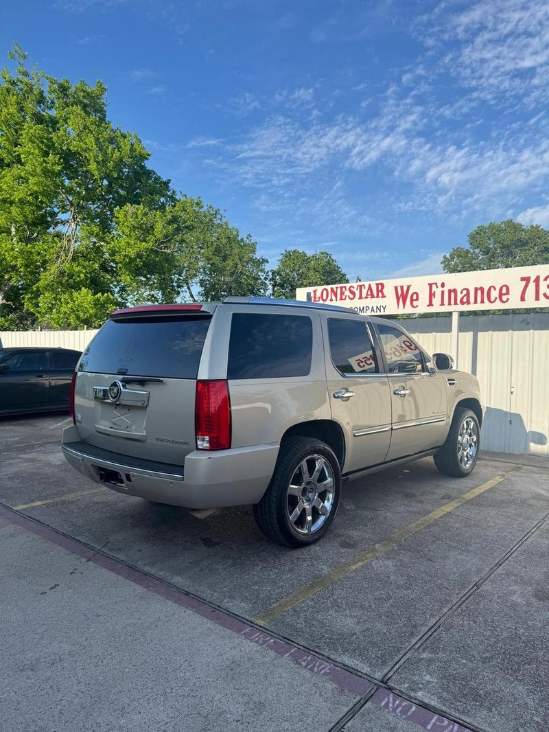 Cadillac Escalade Vehicle Full-screen Gallery Image 06