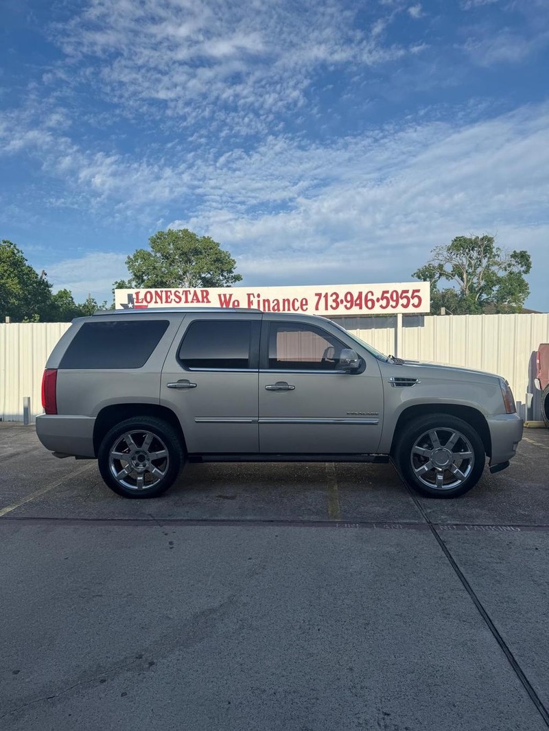 Cadillac Escalade Vehicle Full-screen Gallery Image 07