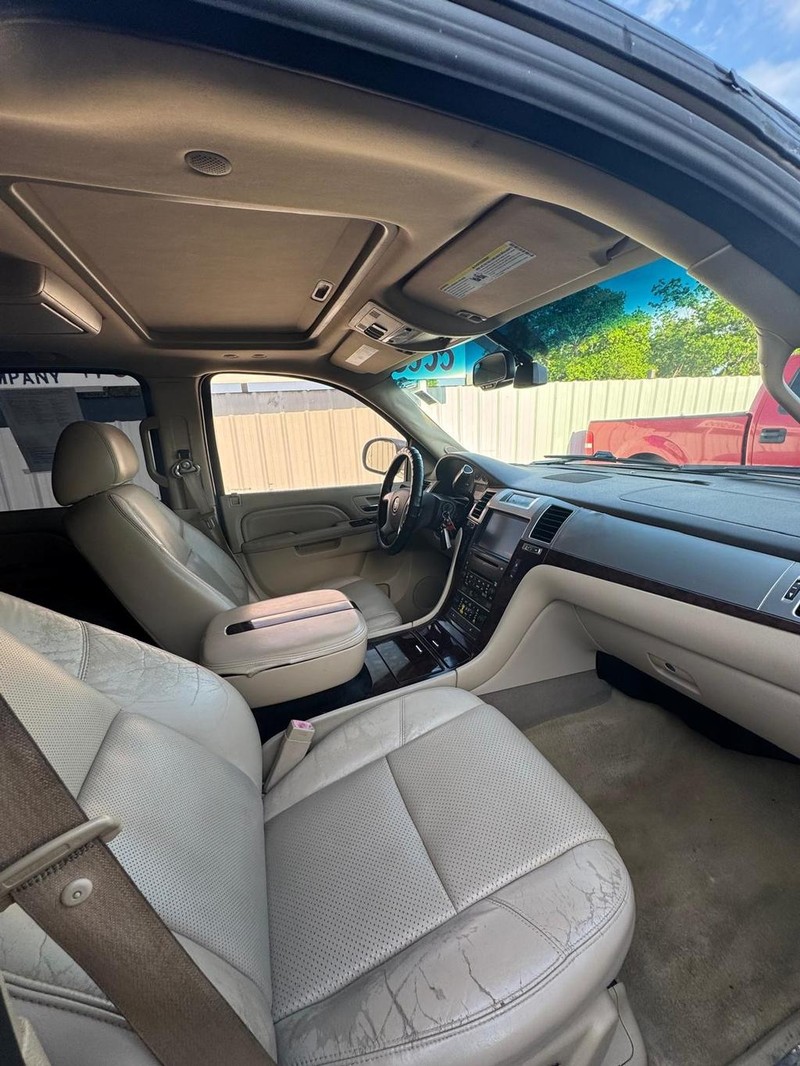 Cadillac Escalade Vehicle Full-screen Gallery Image 08