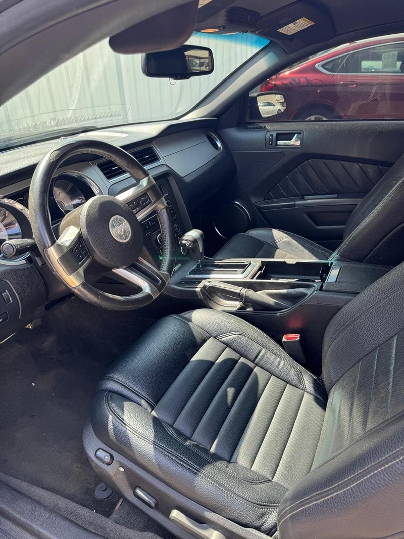 Ford Mustang Vehicle Full-screen Gallery Image 08