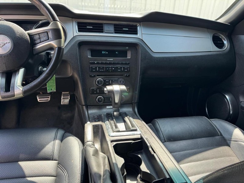 Ford Mustang Vehicle Full-screen Gallery Image 09