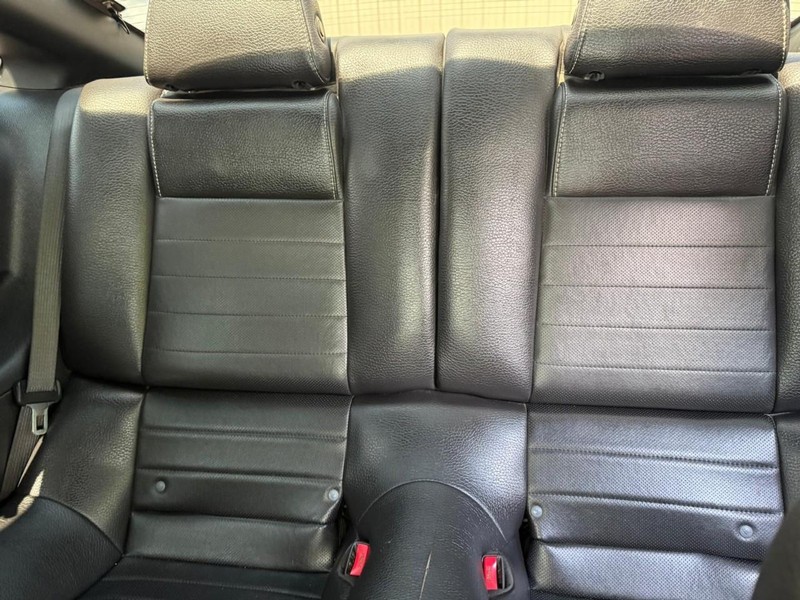 Ford Mustang Vehicle Full-screen Gallery Image 10