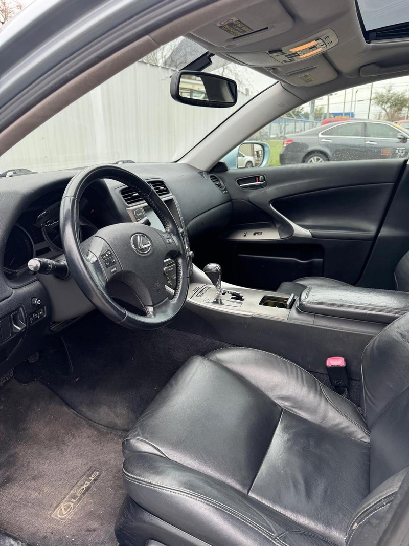 Lexus IS 250 Vehicle Full-screen Gallery Image 08