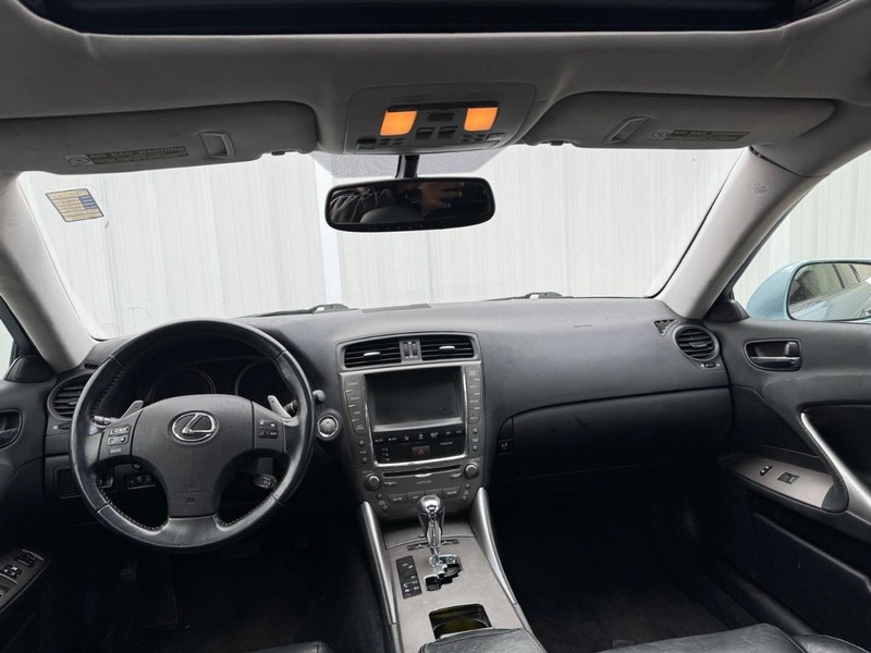 Lexus IS 250 Vehicle Full-screen Gallery Image 09