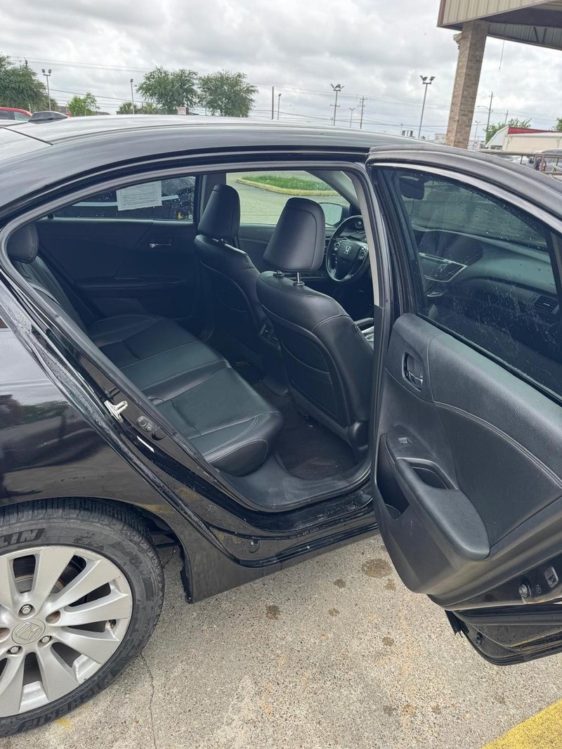 Honda Accord Sedan Vehicle Full-screen Gallery Image 10