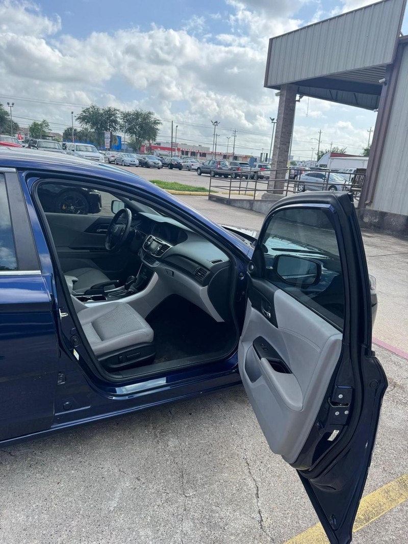 Honda Accord Sedan Vehicle Full-screen Gallery Image 09