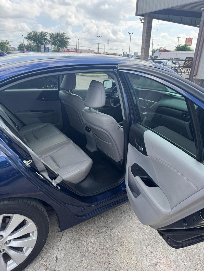 Honda Accord Sedan Vehicle Full-screen Gallery Image 10