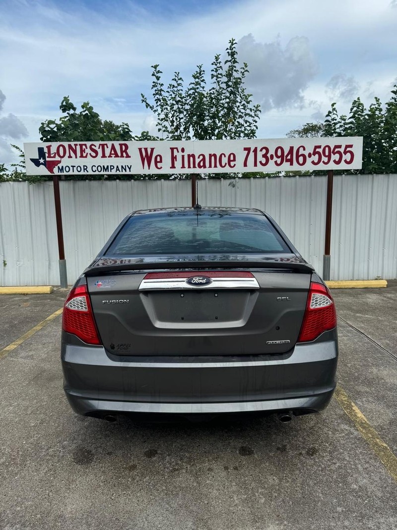 Ford Fusion Vehicle Full-screen Gallery Image 04