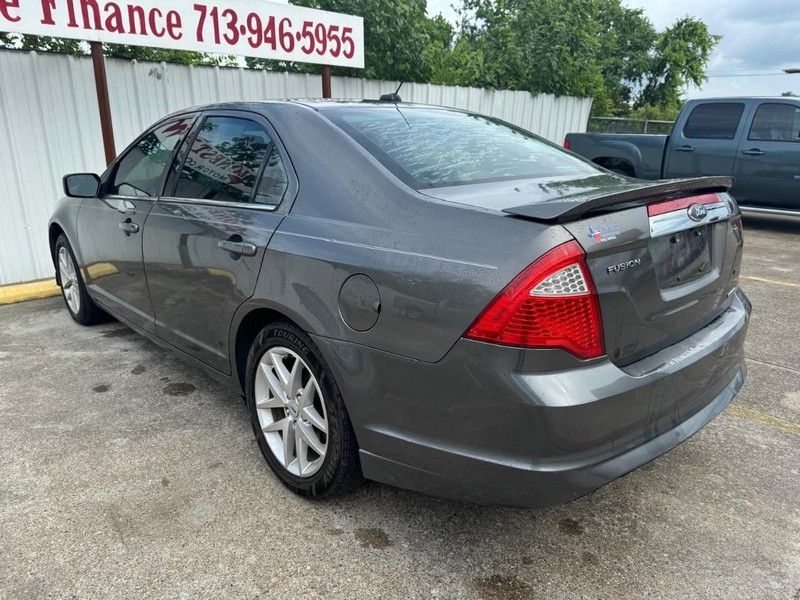 Ford Fusion Vehicle Full-screen Gallery Image 06