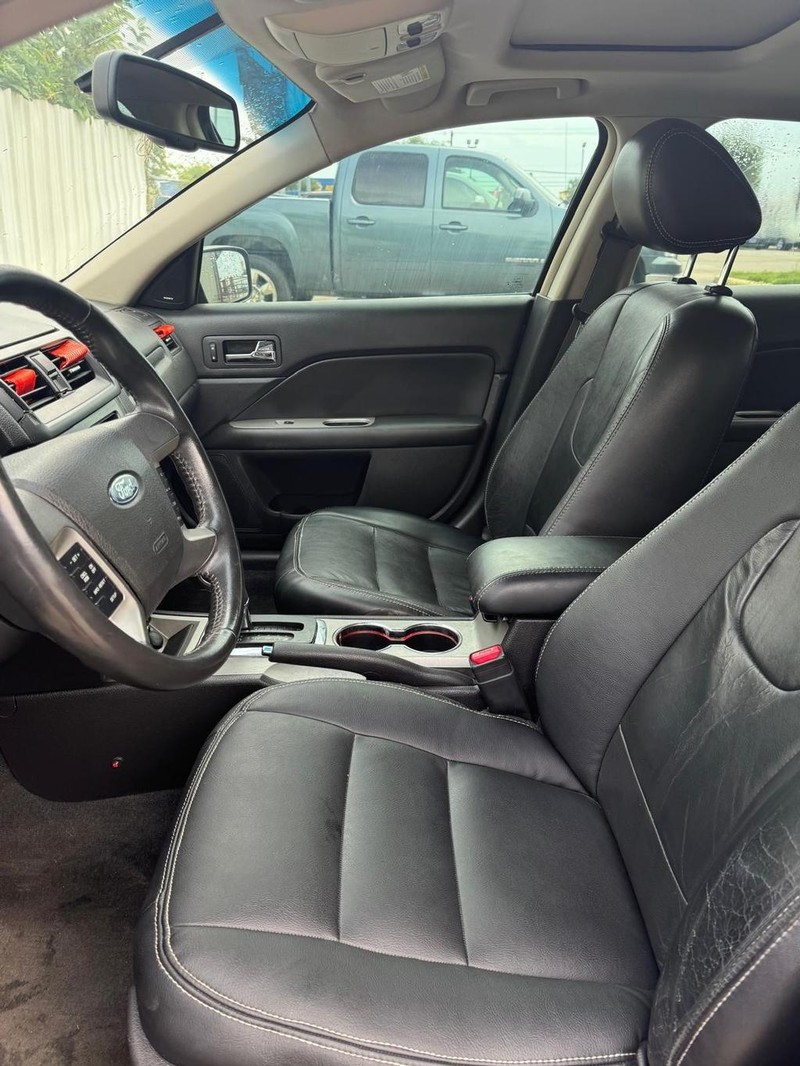 Ford Fusion Vehicle Full-screen Gallery Image 08