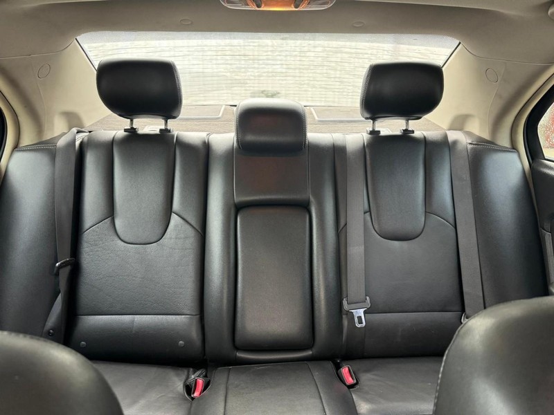 Ford Fusion Vehicle Full-screen Gallery Image 09