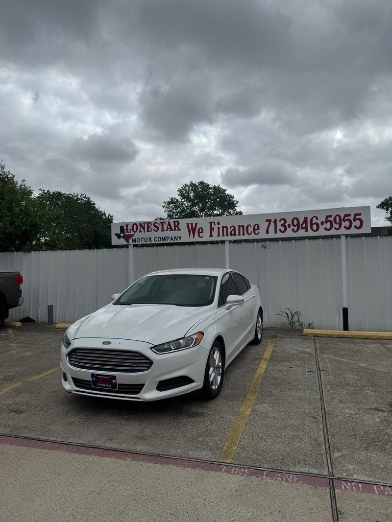 Ford Fusion Vehicle Full-screen Gallery Image 02