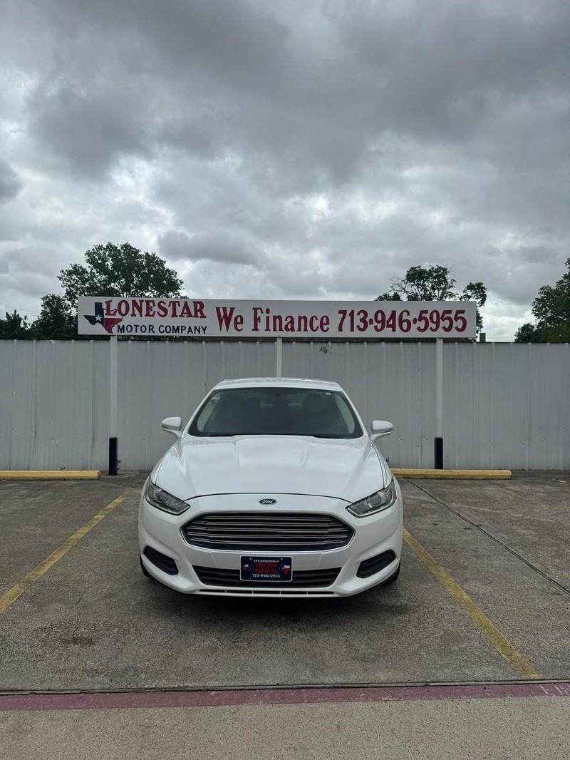 Ford Fusion Vehicle Full-screen Gallery Image 03