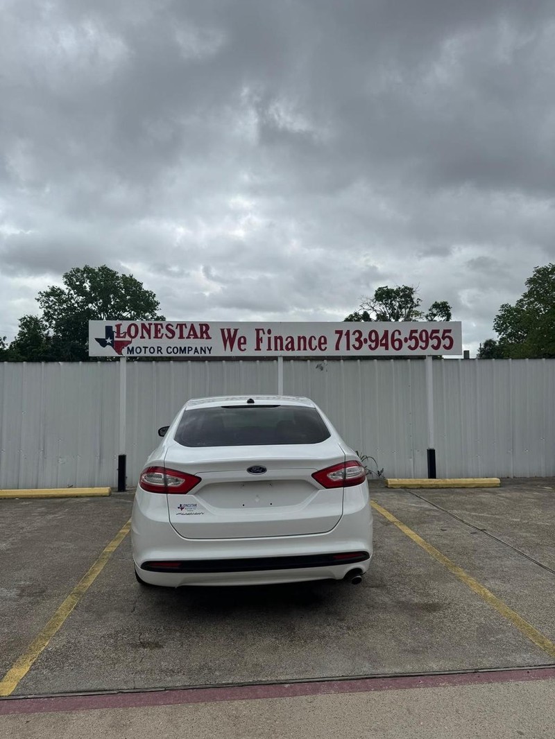 Ford Fusion Vehicle Full-screen Gallery Image 04