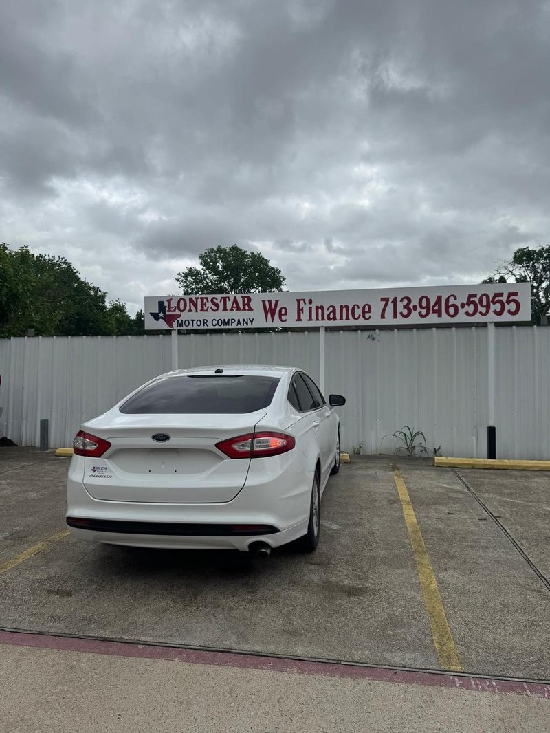 Ford Fusion Vehicle Full-screen Gallery Image 05