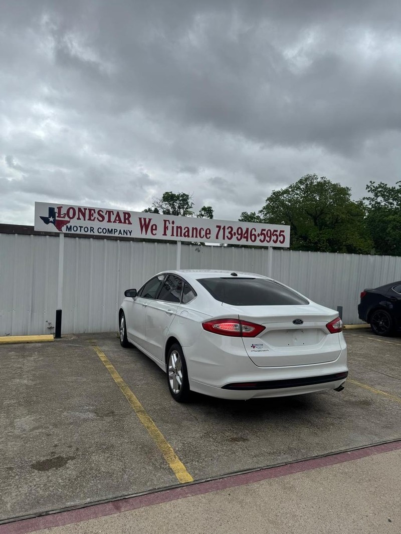 Ford Fusion Vehicle Full-screen Gallery Image 06