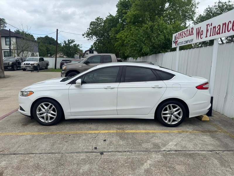 Ford Fusion Vehicle Full-screen Gallery Image 07