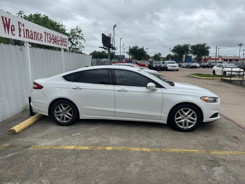 Ford Fusion Vehicle Full-screen Gallery Image 08