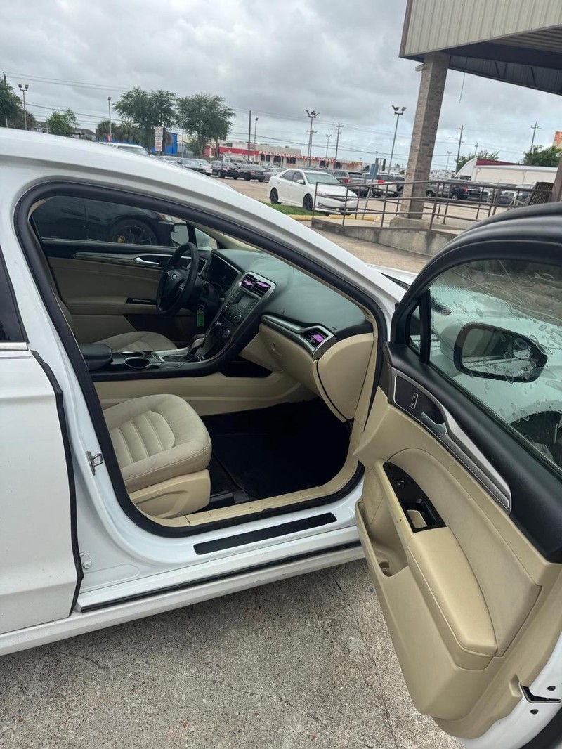 Ford Fusion Vehicle Full-screen Gallery Image 09