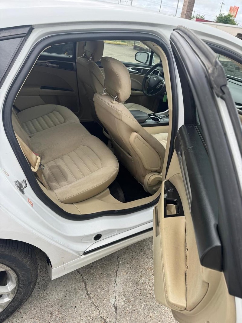 Ford Fusion Vehicle Full-screen Gallery Image 10