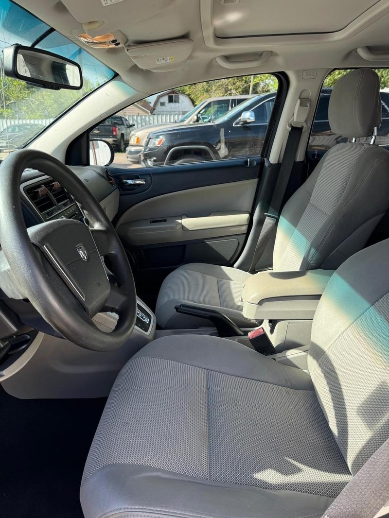 Dodge Caliber Vehicle Full-screen Gallery Image 08