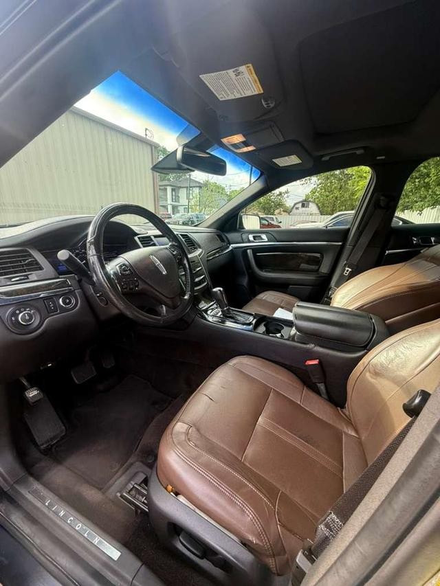 Lincoln MKS Vehicle Full-screen Gallery Image 07