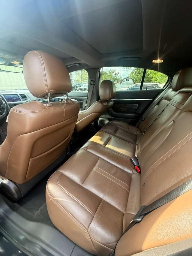 Lincoln MKS Vehicle Full-screen Gallery Image 08