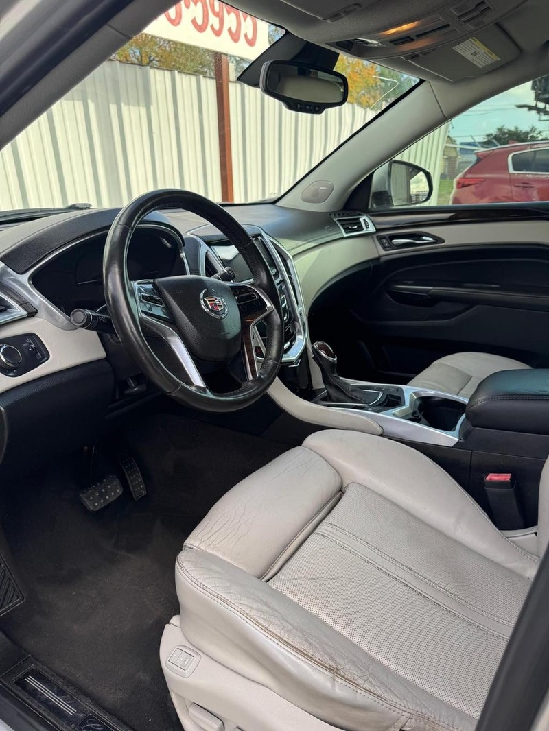 Cadillac SRX Vehicle Full-screen Gallery Image 08