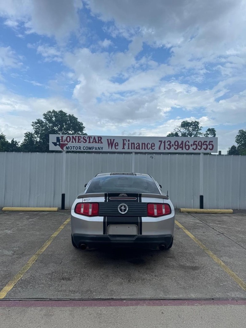 Ford Mustang Vehicle Full-screen Gallery Image 04