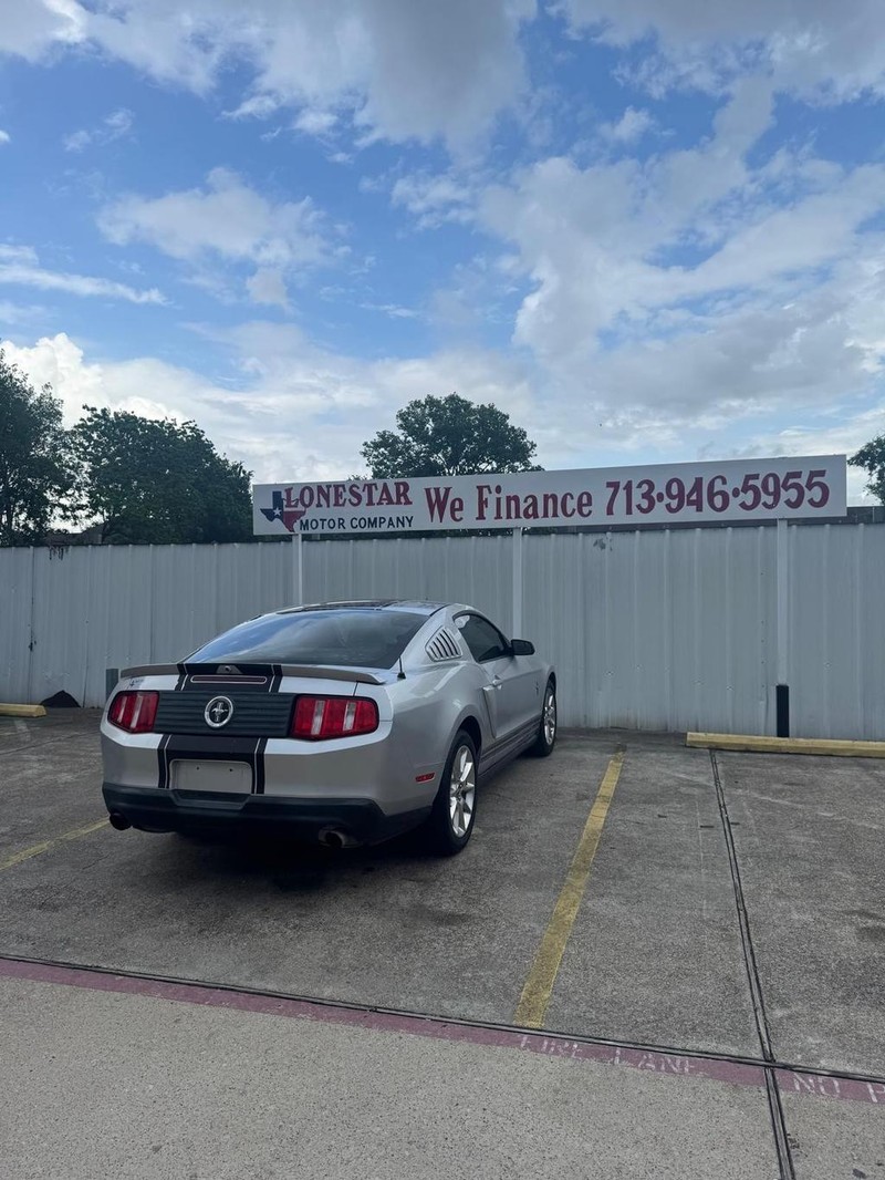 Ford Mustang Vehicle Full-screen Gallery Image 05