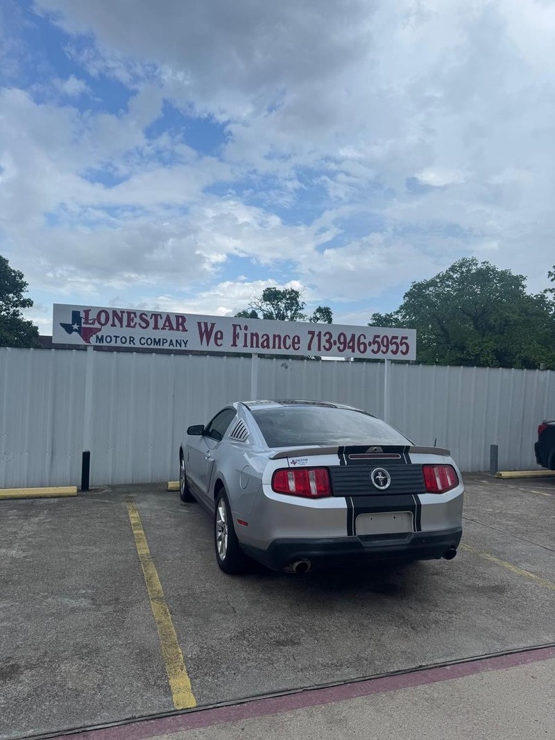 Ford Mustang Vehicle Full-screen Gallery Image 06