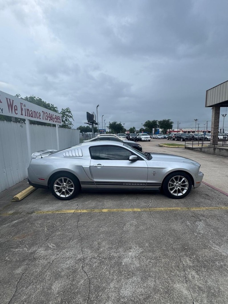 Ford Mustang Vehicle Full-screen Gallery Image 08