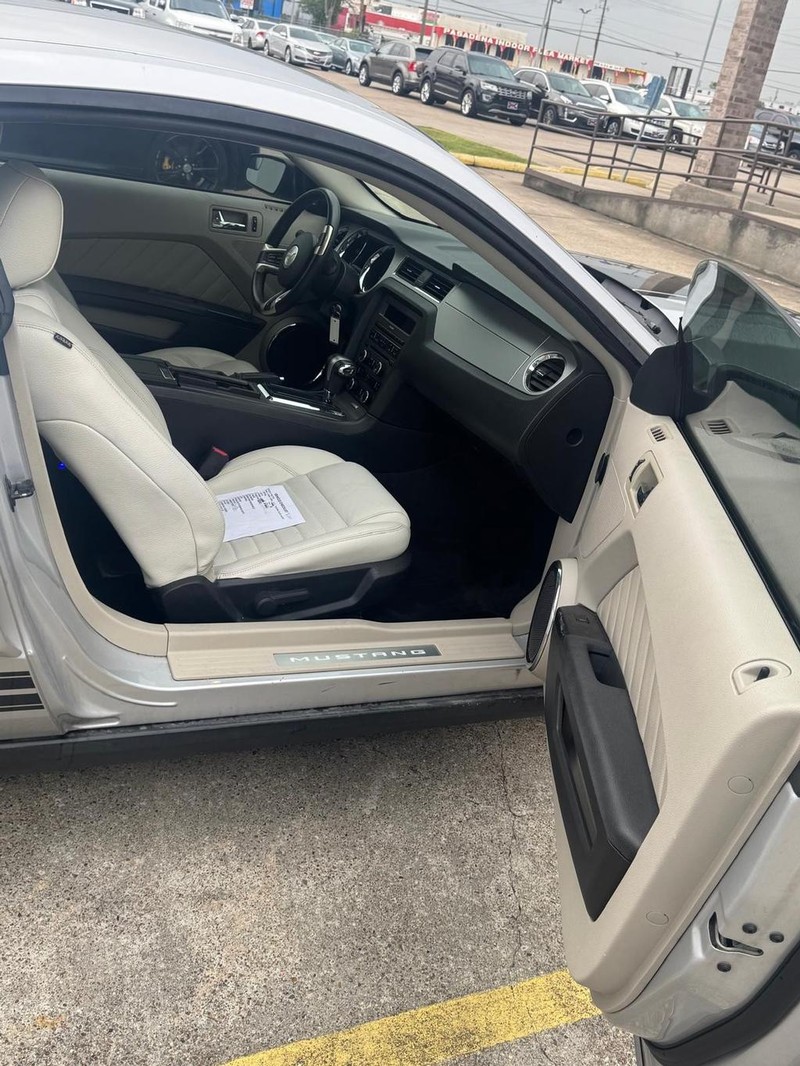 Ford Mustang Vehicle Full-screen Gallery Image 09