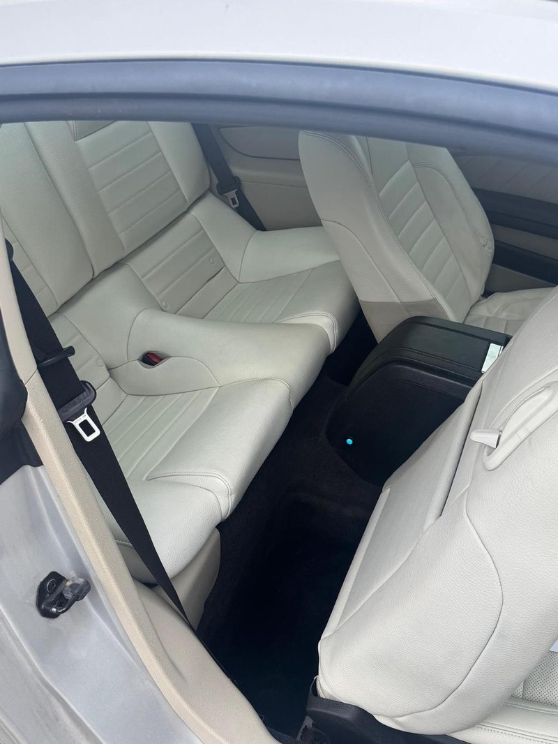 Ford Mustang Vehicle Full-screen Gallery Image 10