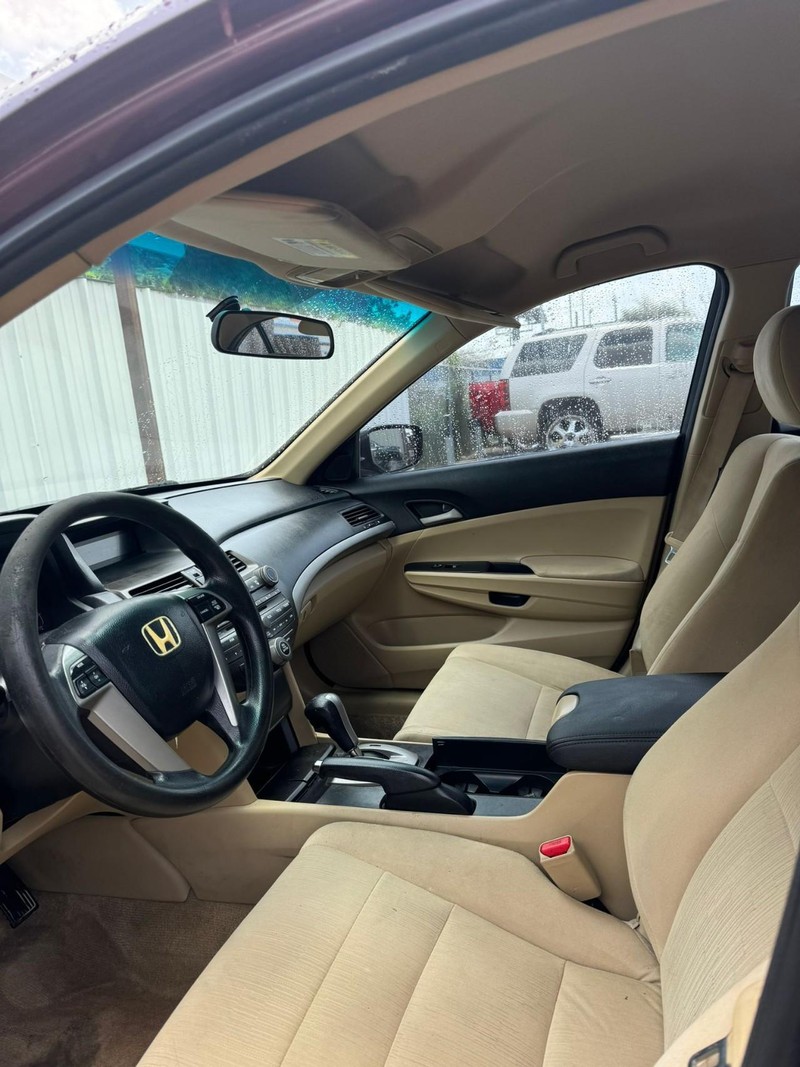 Honda Accord Sedan Vehicle Full-screen Gallery Image 08