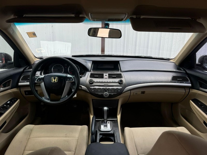 Honda Accord Sedan Vehicle Full-screen Gallery Image 09