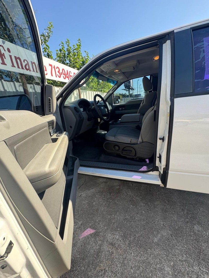 Ford F-150 Vehicle Full-screen Gallery Image 09