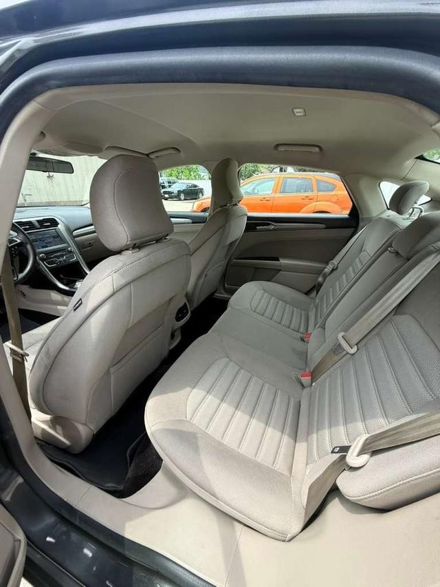 Ford Fusion Vehicle Full-screen Gallery Image 08