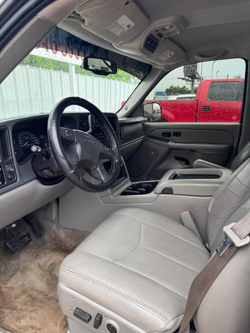 GMC Yukon Vehicle Full-screen Gallery Image 08