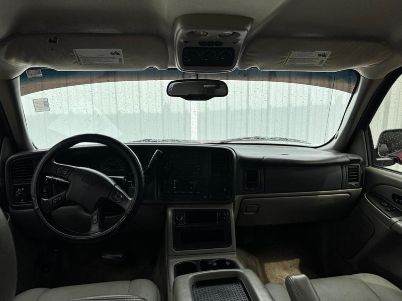 GMC Yukon Vehicle Full-screen Gallery Image 09