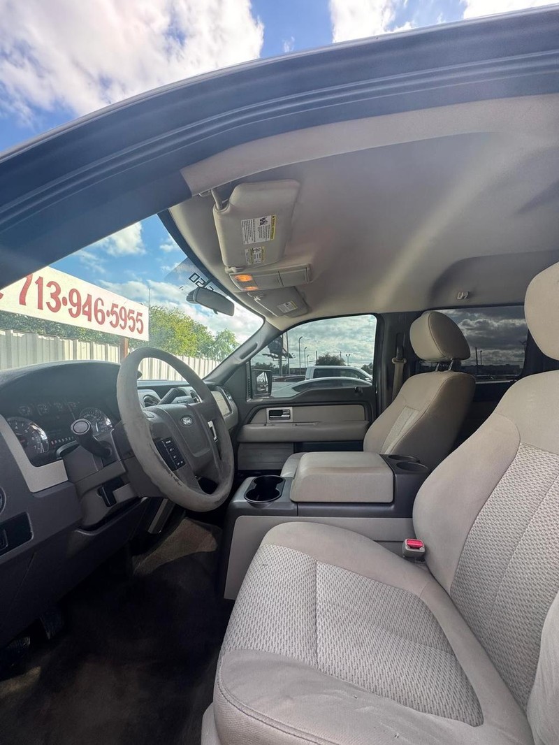 Ford F-150 Vehicle Full-screen Gallery Image 09