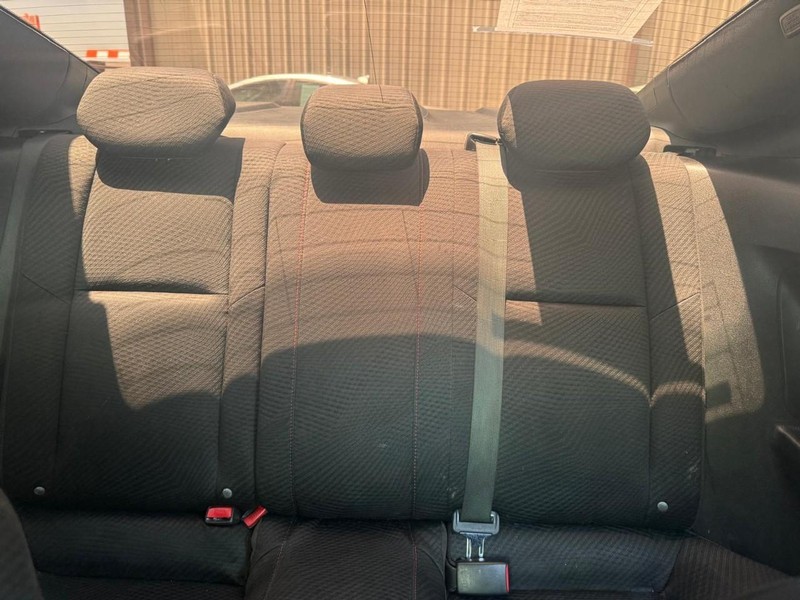 Honda Civic Coupe Vehicle Full-screen Gallery Image 09