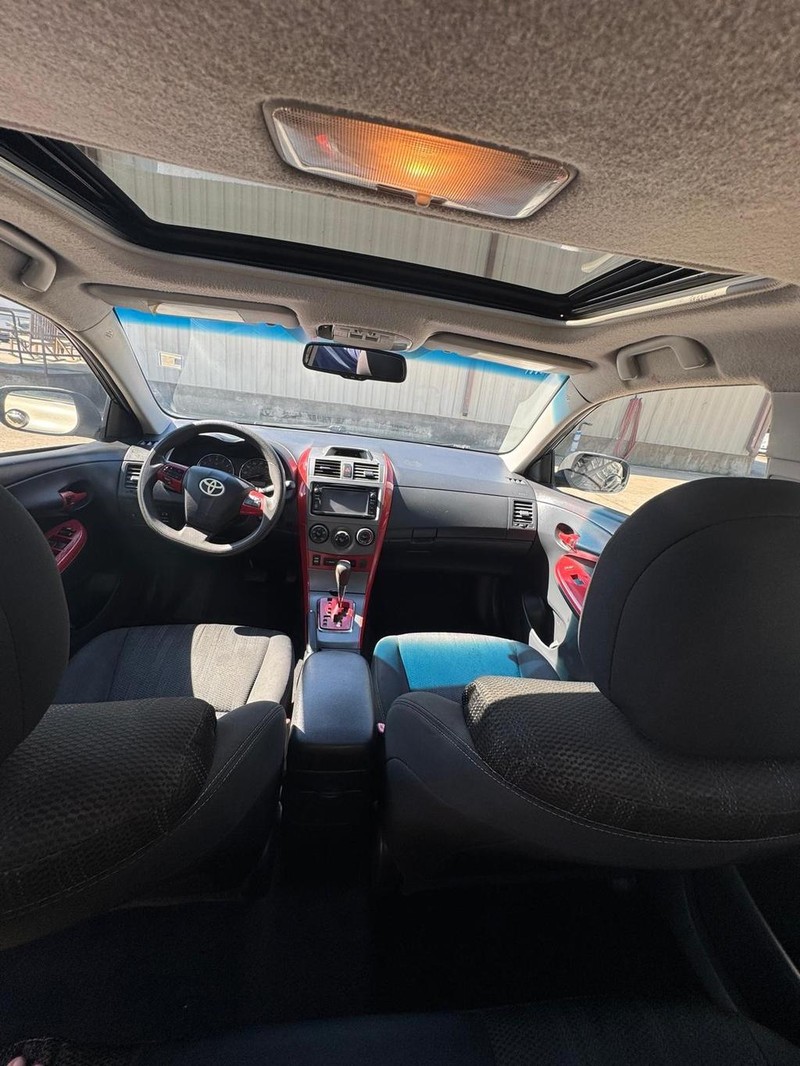 Toyota Corolla Vehicle Full-screen Gallery Image 09