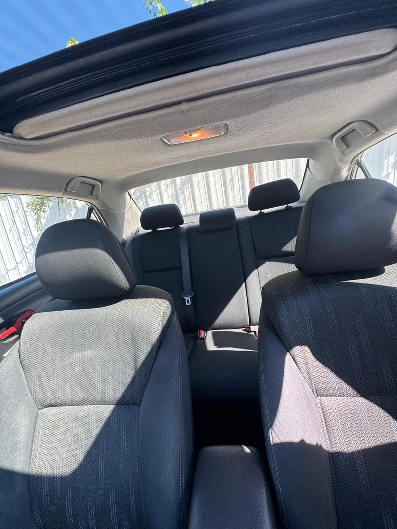 Toyota Corolla Vehicle Full-screen Gallery Image 10