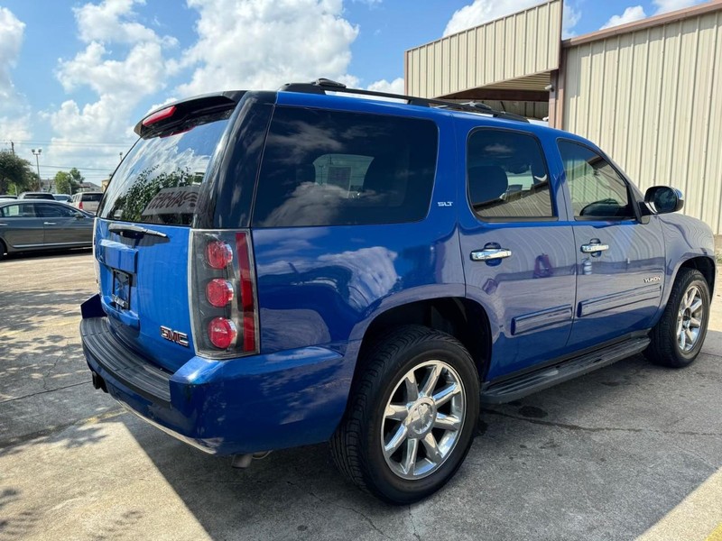 GMC Yukon Vehicle Full-screen Gallery Image 04
