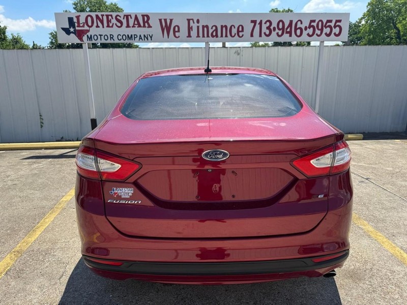 Ford Fusion Vehicle Full-screen Gallery Image 04