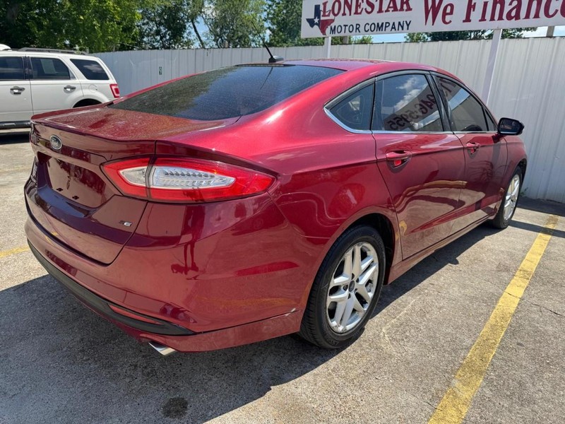 Ford Fusion Vehicle Full-screen Gallery Image 08