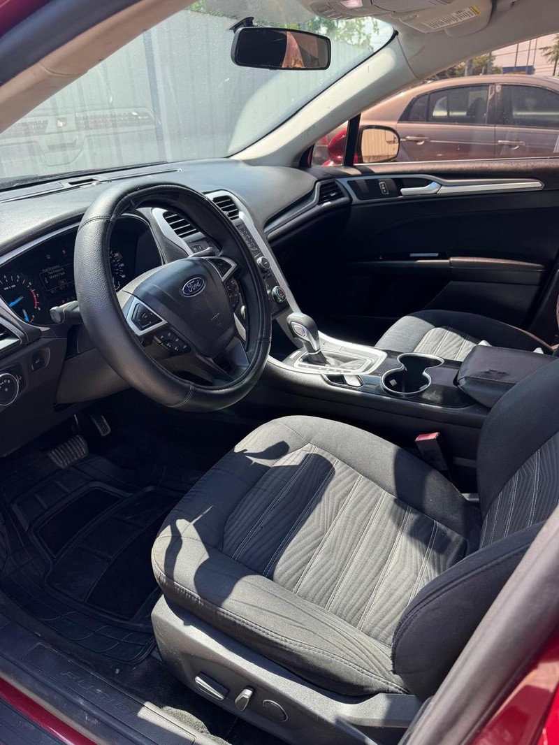 Ford Fusion Vehicle Full-screen Gallery Image 09