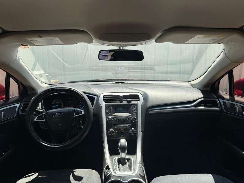 Ford Fusion Vehicle Full-screen Gallery Image 10