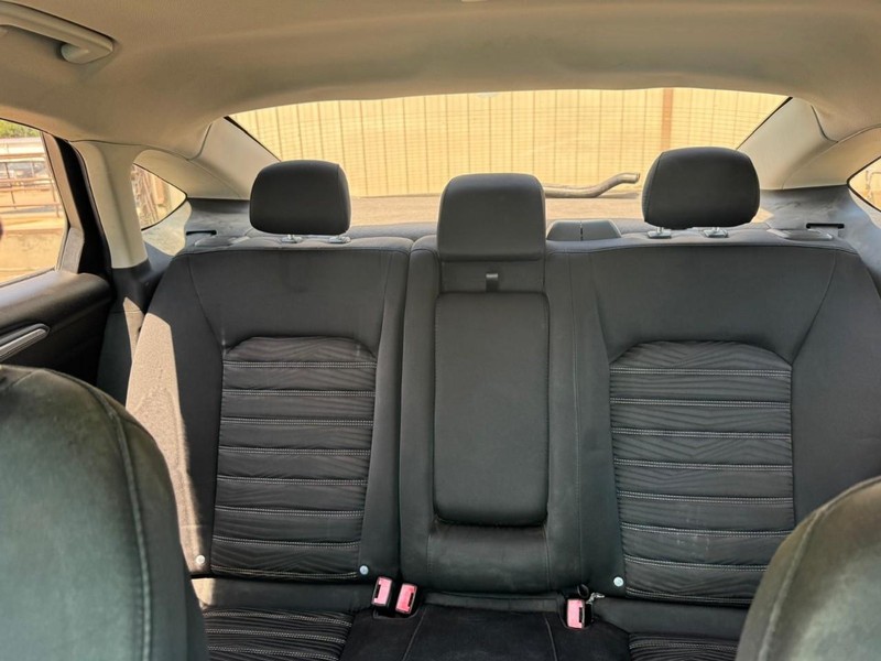 Ford Fusion Vehicle Full-screen Gallery Image 11